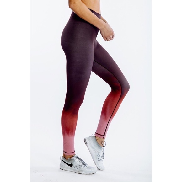 ❌SOLD❌Vie Active Rockwell Cherry Ombré Leggings - Picture 3 of 8